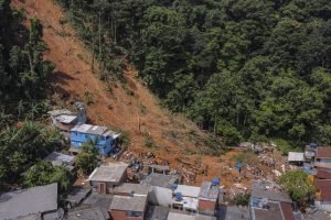 Aerial view showing rescuers in the destruction path left by a landslide after torrential rain in the Barra do Sahy district in Sao Sebastiao, Sao Paulo State, Brazil, on February 21, 2023. - Rescuers in southeastern Brazil scramble on February 22 to find survivors among dozens of people still missing after record rainfalls caused flooding and mudslides that killed at least 48 people over the weekend. Some 680 millimeters (26 inches) of rain -- more than double the expected monthly amount -- fell in 24 hours around the popular beach city of Sao Sebastiao, some 200 kilometres (120 miles) southeast of Sao Paulo. (Photo by Fernando MARRON / AFP)